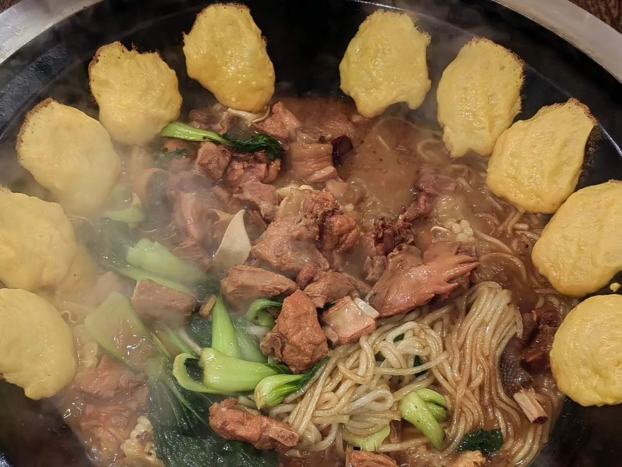 منیجر مین سٹرائرز کو اضافی کھانا پیش کرتے ہیں