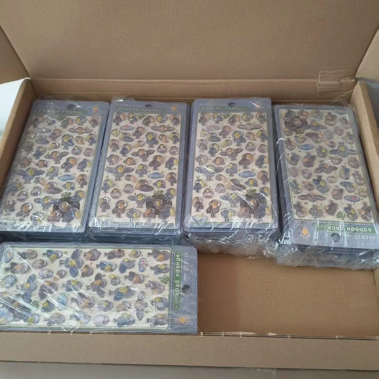 آپ کے بچے کے ابھرے ہوئے اسٹیکرز بھیجے جانے والے ہیں!