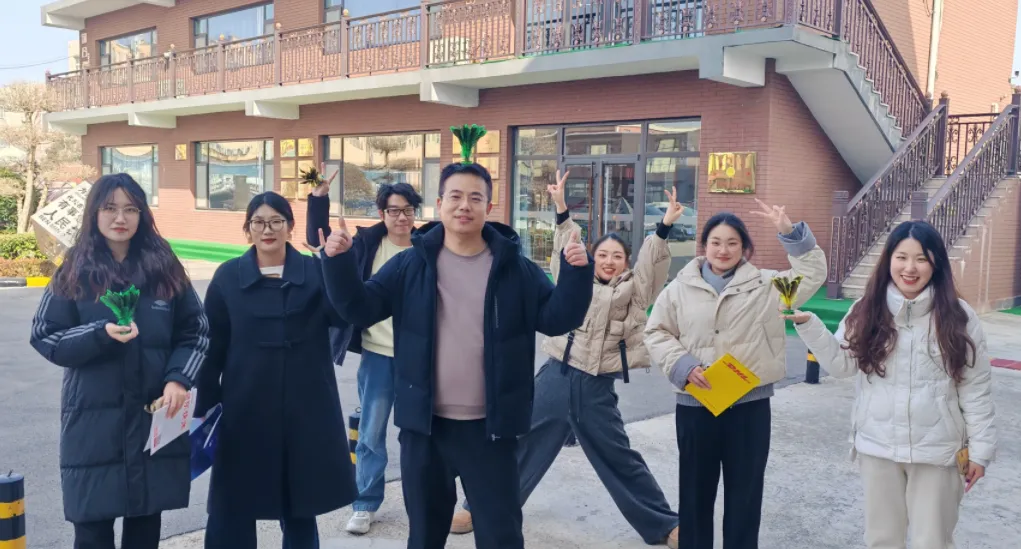 مختصر لنچ بریک آفس کو شٹلکاک تفریح ​​کے ساتھ تقویت بخشتا ہے