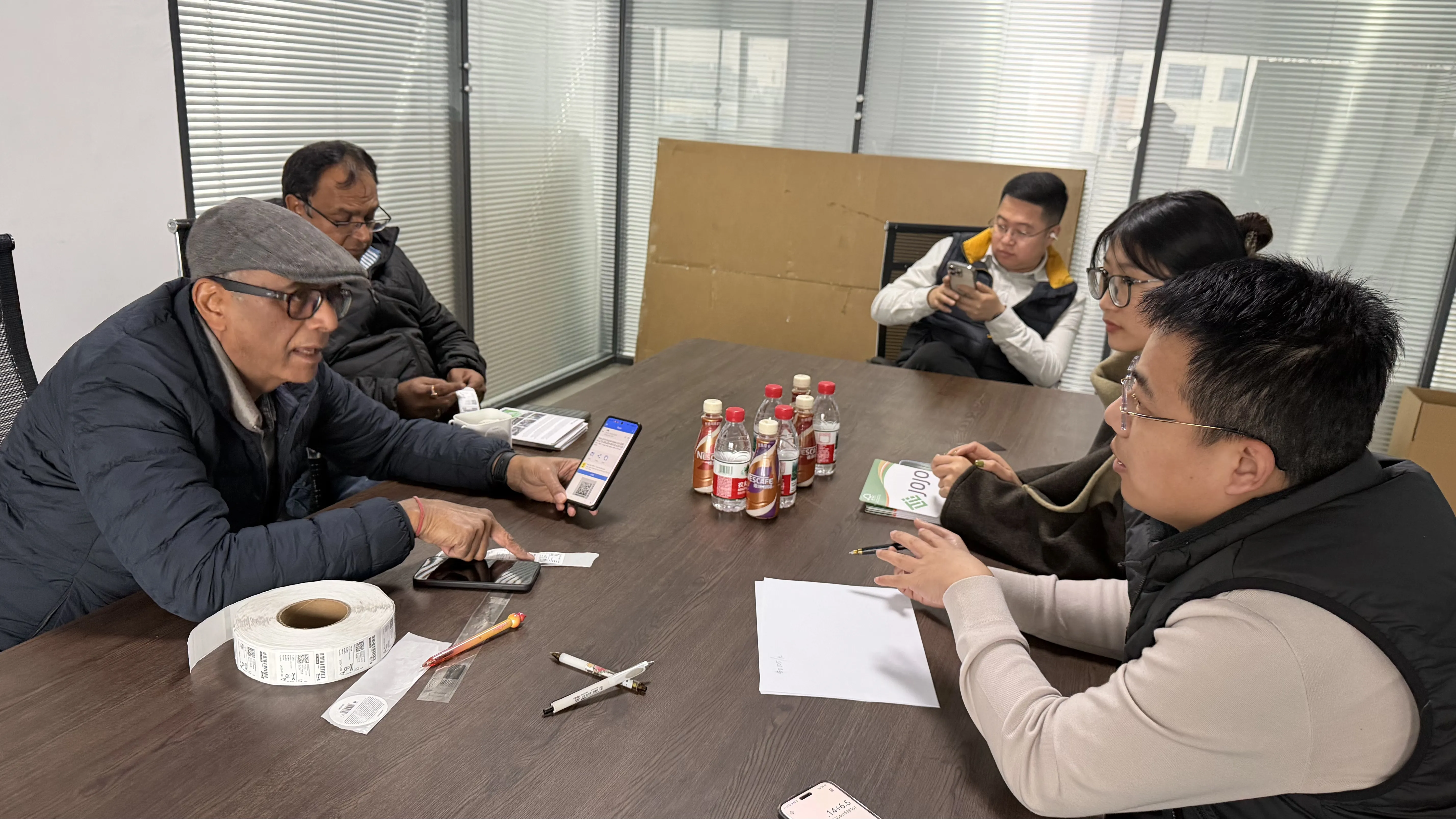 ہماری فیکٹری کا دورہ کرنے کے لئے گاہکوں کو گرمجوشی سے خوش آمدید