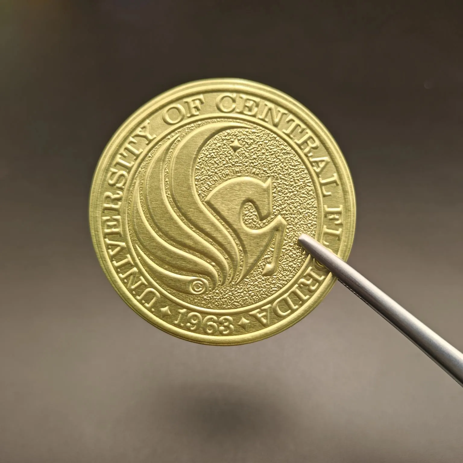 گول ورق کے ابھرے ہوئے شراب کے لیبل